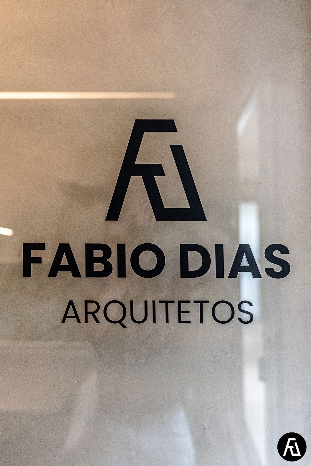 Projeto Fabio Dias — Identidade aplicada no ambiente