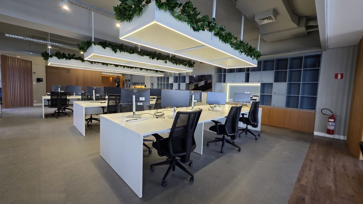 Projeto Santos Brasil — Open space — estações de trabalho em bancada